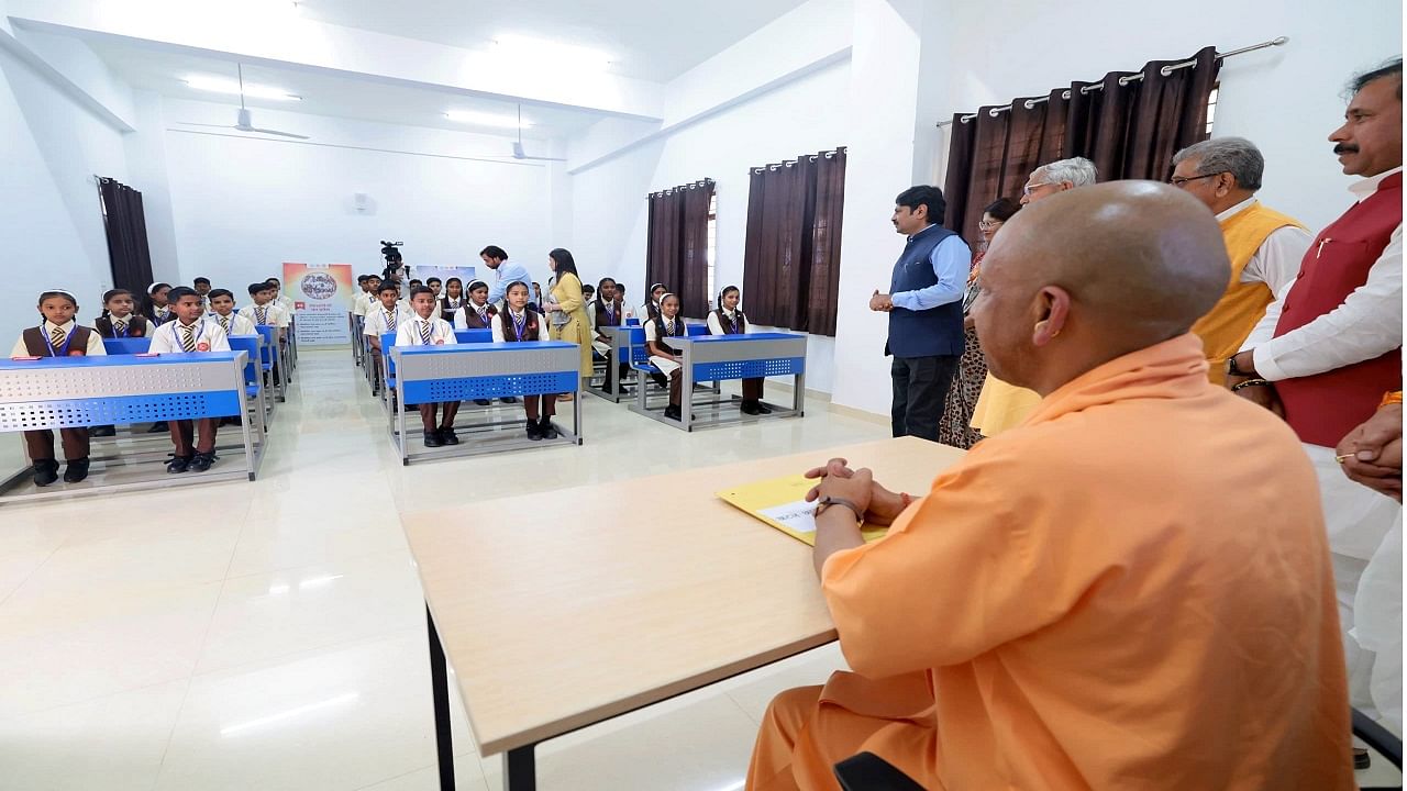 सीएम योगी बने शिक्षक: बरेली में बच्चों को अनुशासन और मेहनत की दी सीख, चॉकलेट बांटी... सेल्फी भी ली; तस्वीरें CM Yogi became a teacher taught discipline and hard work to students in Bareilly