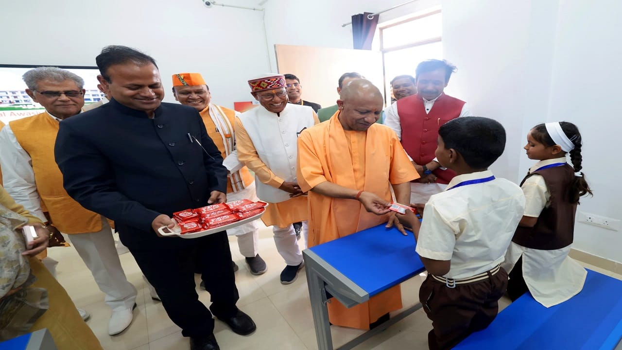 सीएम योगी बने शिक्षक: बरेली में बच्चों को अनुशासन और मेहनत की दी सीख, चॉकलेट बांटी... सेल्फी भी ली; तस्वीरें CM Yogi became a teacher taught discipline and hard work to students in Bareilly