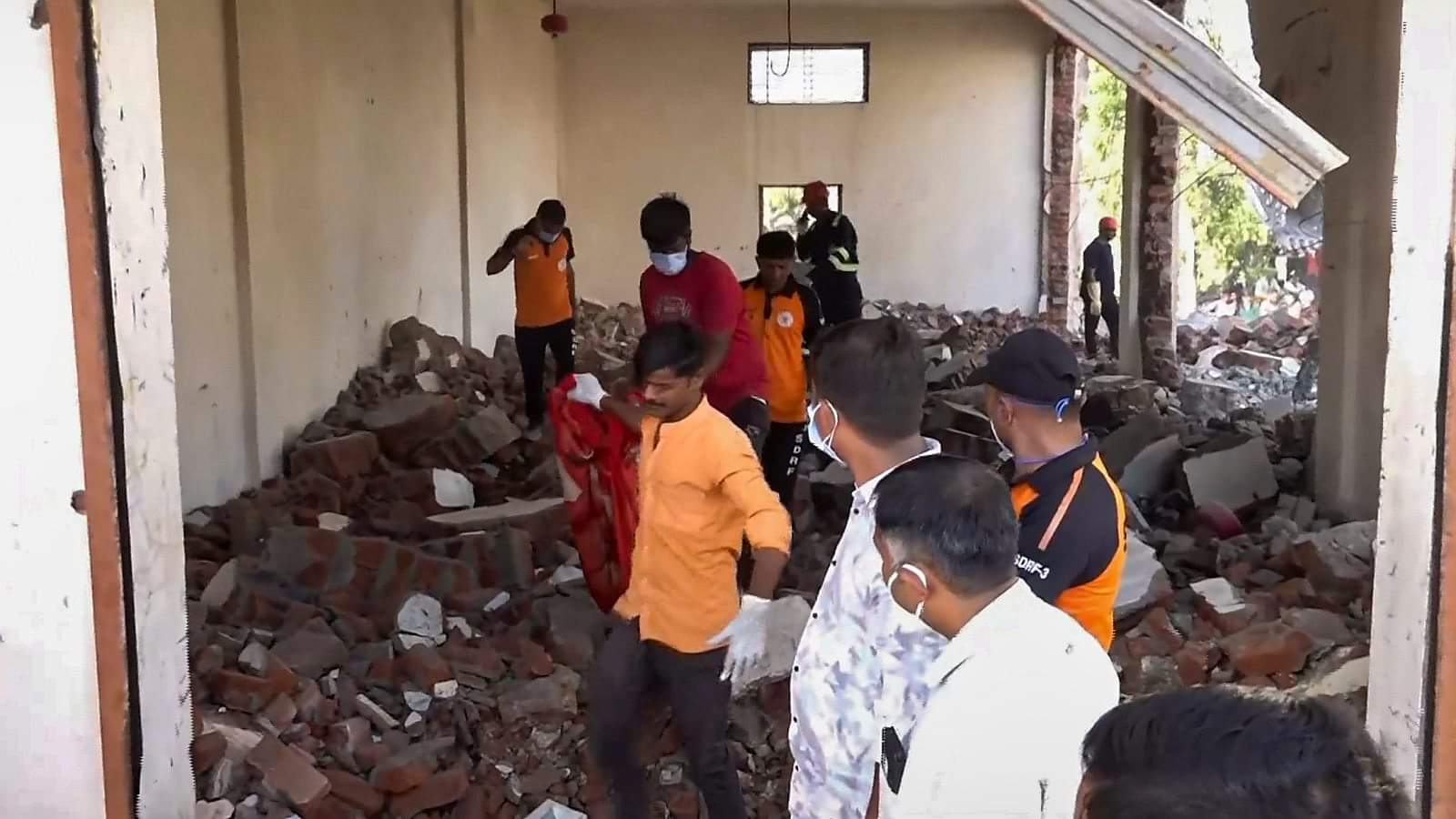 Banaskantha Blast: गुजरात में पटाखा गोदाम का मालिक अरेस्ट; बनासकांठा में हुई थी 21 लोगों की मौत, 6 घायल इलाजरत Gujarat Banaskantha Blast Updates Palanpur Police arrest firecracker godown owner near Deesa casualties rescue