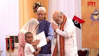 J&K: राजभवन में शहीदों के परिवारों से मिले शाह, सीमा सुरक्षा को बेहतर बनाने के लिए किया तकनीकी उपायों का एलान Jammu Kashmir: Amit Shah praised the bravery of BSF soldiers in Kathua, discussed border security
