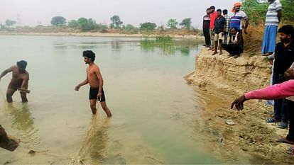 UP: तीन मासूम बच्चों के साथ तालाब में कूदी महिला, सास की तेरहवीं के बाद उठाया खाैफनाक कदम; गांव में छाया मातम Mother jumped into pond with three children in bhadohi causing uproar