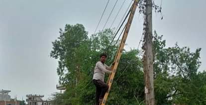 Kanpur: हाईटेंशन लाइन पर गिरी आकाशीय बिजली, 16 गांवों की बिजली गुल…केस्को ने मरम्मत कर बहाल की आपूर्ति Kanpur Lightning struck the high tension line power supply to 16 villages was cut off Kesco repaired