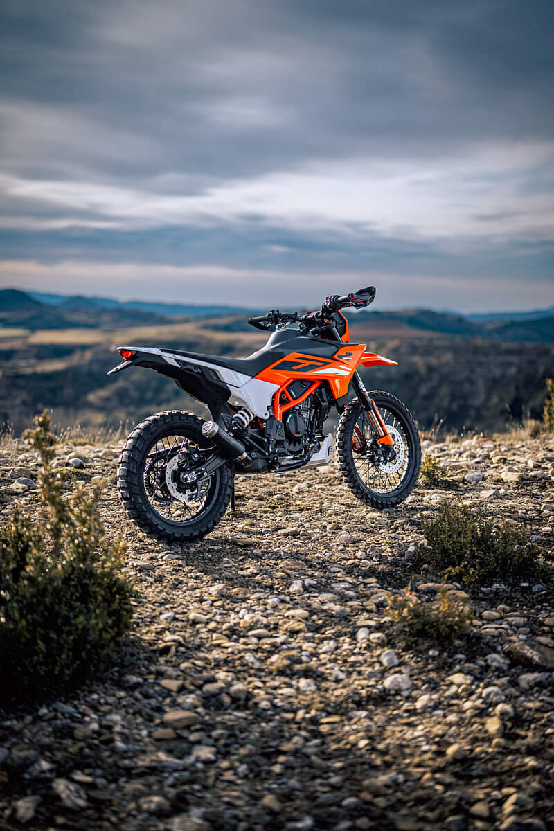 KTM 390 Enduro R: नई केटीएम 390 एंड्यूरो आर भारत में लॉन्च, जानें कीमत और खूबियां KTM 390 Enduro R motorcycle launched in India Know Price Features Specifications