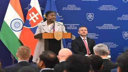 Slovakia: 'भारत प्रगति की शानदार मिसाल', राष्ट्रपति मुर्मू ने 'मेक इन इंडिया' का जिक्र कर निवेश का दिया न्योता Indian shining example of progress in world of uncertainties: Prez Murmu News In Hindi