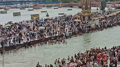 Buddha Purnima Snan: गंगा में आस्था की डुबकी... पुण्य कमाने के लिए पहुंचे श्रद्धालु; भारी वाहन प्रतिबंधित Buddha Purnima snan today haridwar Devotees took dip in Ganga traffic plan heavy vehicles banned in city
