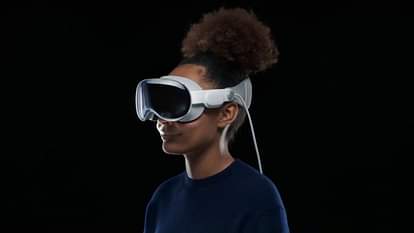 Apple Vision Pro: सस्ते विजन प्रो हेडसेट पर काम कर रहा एपल, हल्का वर्जन भी आएगा Apple is working on a cheaper Vision Pro headset a lighter version will also be available