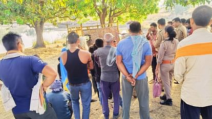 UP: पेड़ से लटकी मिली भाई-बहन की लाश, पहुंची पुलिस; हत्या-आत्महत्या की तफ्तीश जारी Brother and sister bodies found hanging from tree in mirzapur Investigation of murder-suicide underway