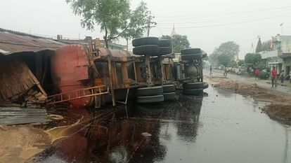 Lakhimpur Kheri: गांव में पलटा शीरे से भरा टैंकर... घरों में भर गया शीरा, हाईवे पर हुई फिसलन tanker full of sheera overturned on the Lakhimpur-Palia highway