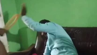 Hapur News: पड़ोसी ने उधारी चुकता न करने पर युवक को बेरहमी के साथ बेल्ट से पीटा, पुलिस जांच में जुटी Neighbor beats young man with belt for not paying loan
