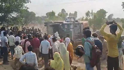 Etawah: ट्रक ने ट्रैक्टर में मारी टक्कर, एक की मौत, दूसरा गंभीर, हादसे के बाद ग्रामीणों ने ट्रक को पलटाया Etawah: Truck collided with tractor, one dead, other serious