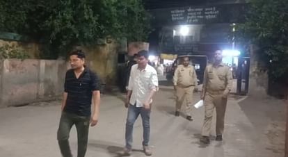 UP: दुस्साहस...कार सवारों ने क्राइम ब्रांच उप निरीक्षक का किया पीछा, फिर घर के सामने की मारपीट; वर्दी फाड़ी Police officer beaten up by car riders