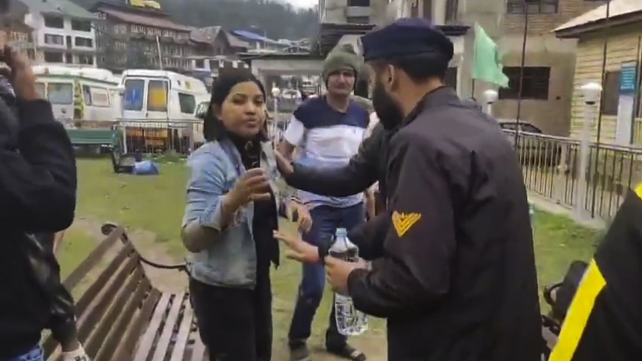 Pahalgam Terror Attack: 'तुमको नहीं मार रहा... जाकर मोदी को बता देना', महिला पीड़ितों ने बयां किया दर्द Victims of Pahalgam terror attack narrated their ordeal