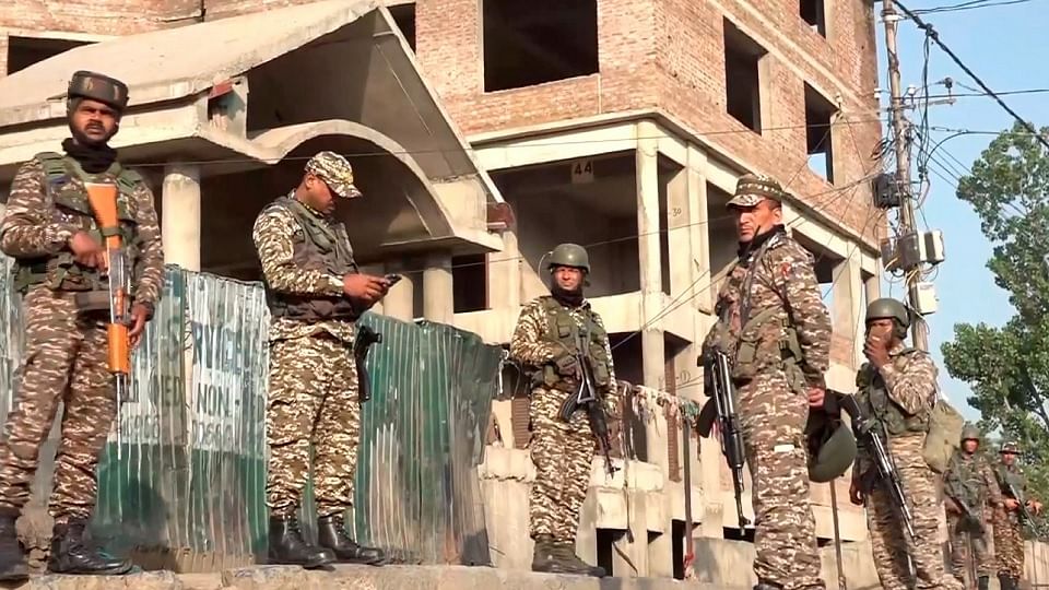 Pahalgam Terror Attack: खामोश पहलगाम... सड़कों पर सन्नाटा, वादियों की रौनक गायब; हमले के बाद कैसे हैं हालात? Pahalgam Terror Attack How is the situation in Pahalgam after the terrorist attack, see photos