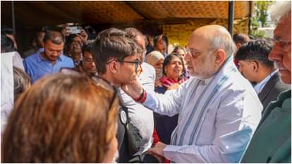 Shah Meets Pahalgam Victims: गृह मंत्री से मिलकर रो पड़े परिजन; शाह ने सिर पर फेरा हाथ, ढांढस बंधाया Amit Shah met the victims of Pahalgam attack, became emotional and consoled said Will not bow down to terror