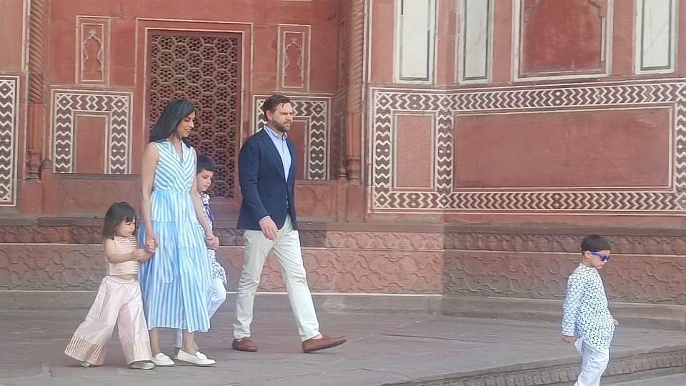 UP: शाहजहां-मुमताज की मोहब्बत की दास्तां में खो गए वेंस दंपती, मकबरे में बिताए 30 मिनट...दिया ये खास उपहार us vice president Vance couple got lost in love story of Shah Jahan-Mumtaz spent 30 minutes in Taj tomb