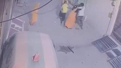MP Crime: ग्वालियर में दो पक्षों में विवाद के बाद युवक की मौत, परिजनों ने लगाया हत्या का आरोप; जानें Two neighbours fight over garbage dumping in Gwalior, one youth dies