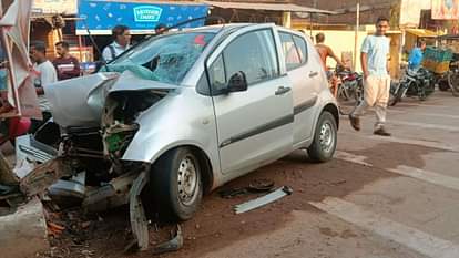 बेकाबू रफ्तार ने छीनी जान: दुर्ग में कार बिजली पोल से टकराई, शीशे से बाहर निकल आई युवती; बीच सड़क मचा हड़कंप two died High speed car collided with electric pole in Durg
