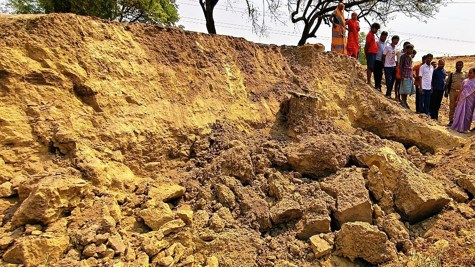 UP: खून से सनी लाशें देख दहल उठे लोग, घरों को सजाने-संवारने के सपने लेकर निकली थीं, घर ही उजड़ गए; पांच की मौत Kaushambi Tragedy Mud Mound Collapse in UP Buries Nine, Five Dead Know Details in Hindi