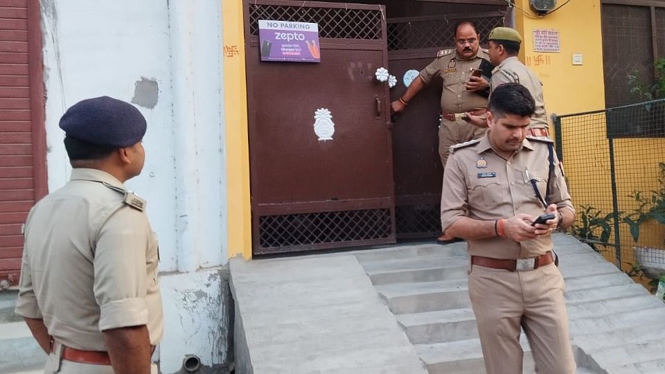प्रयागराज डबल मर्डर: घर में दो बार आया कातिल, दो घंटे तक खेलता रहा खूनी खेल; अरुण ने आखिरी बार इनसे की थी बात Prayagraj Double Murder Killer Visited Twice Spent Two Hours in House Shocking CCTV Footage Surfaces