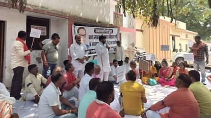 UP: 'बाबा साहेब के नाखून बराबर भी नहीं हैं अखिलेश', BJP ने किया प्रदर्शन; बोले- दलित विरोधी रही है सपा Akhilesh yadav not even equal to Baba Saheb ambedkar BJP protests in jaunpur against Samajwadi party