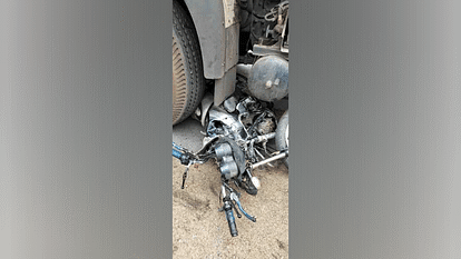 Road Accident: तेज रफ्तार ट्रेलर ने बाइक सवार को मारी टक्कर, हादसे में युवक की मौत A young man died in a road accident in Raigarh