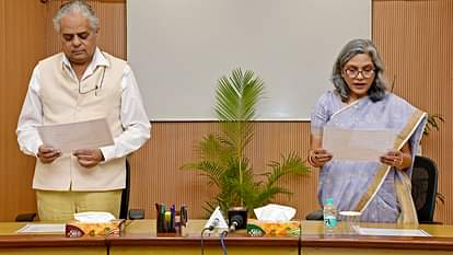 UPSC: पूर्व नौकरशाह अनुराधा प्रसाद ने ली यूपीएससी सदस्य के रूप में शपथ; 37 वर्षों से अधिक का है अनुभव Former bureaucrat Anuradha Prasad takes oath as UPSC member, Has more than 37 years of experience