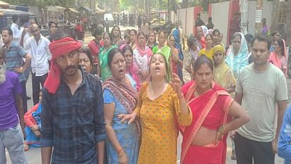 Prayagraj : युवक का शव सड़क पर रखकर लगाया जाम, एक दिन पहले यमुना में मिली थी लाश A jam was created by placing the body of a youth on the road, a day before a dead body was found in Yamuna