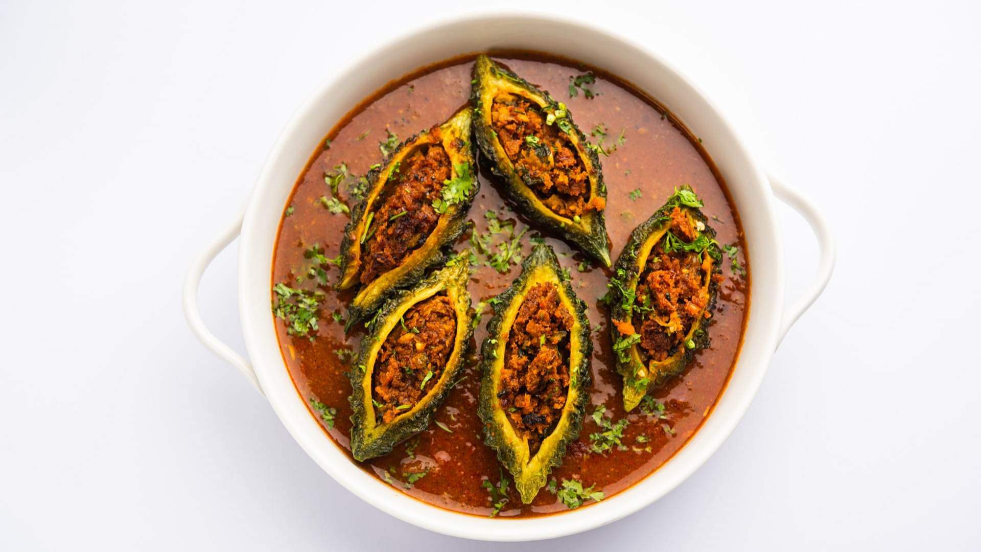 Cooking Tips: बच गया है भरवां करेले का मसाला तो बनाएं ये ढाबा स्टाइल सब्जी Kitchen Cooking Tips Leftover Stuffed Karela Masala Dhaba-Style Curry Recipe Step by Step Process in Hindi