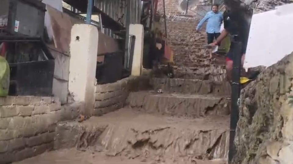 Mussoorie: भारी बारिश के बाद कैंपटी फॉल का दिखा विकराल रूप, दुकानों के अंदर घुसा पानी, दहशत में लोग, तस्वीरें Mussoorie News After heavy rain Kempty Falls took terrible form water entered inside shops Photos