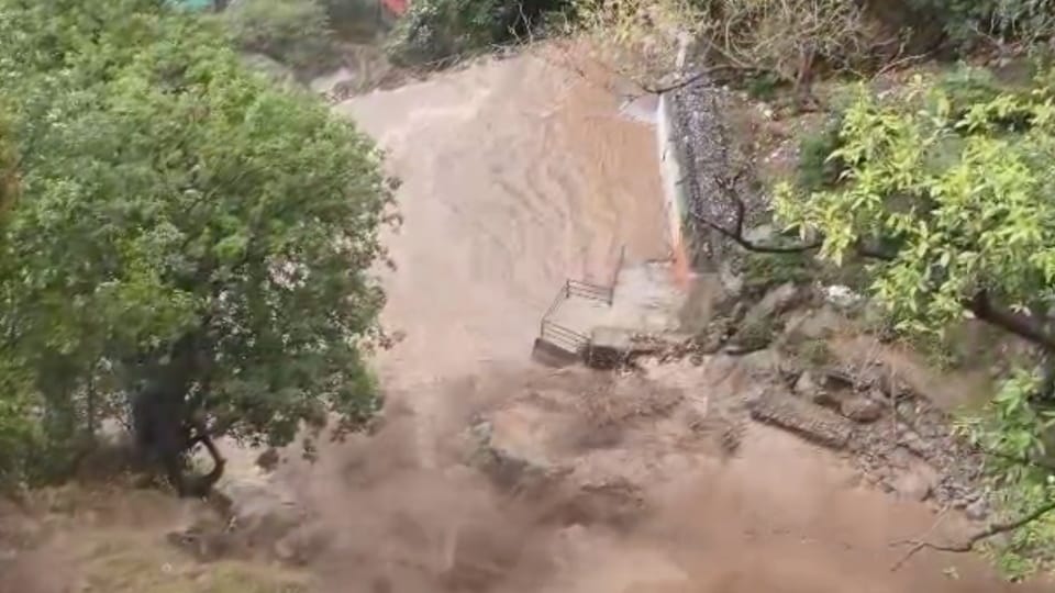 Mussoorie: भारी बारिश के बाद कैंपटी फॉल का दिखा विकराल रूप, दुकानों के अंदर घुसा पानी, दहशत में लोग, तस्वीरें Mussoorie News After heavy rain Kempty Falls took terrible form water entered inside shops Photos