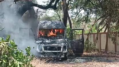 CG: कोरबा में एसईसीएल जीएम ऑफिस के सामने निजी एंबुलेंस में लगी भीषण आग, पूरी तरह जलकर खाक; जांच जारी private ambulance caught fire in front of SECL GM office in Korba