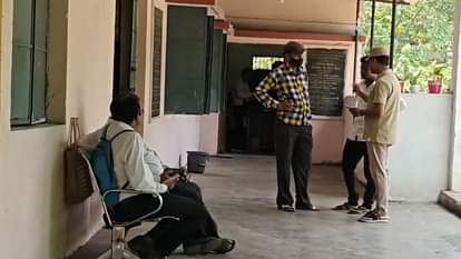 CG: वेतन रिलीज के लिए रिश्वत मांगने वाला हेड क्लर्क एसीबी के हत्थे चढ़ा, 10 हजार रुपये लेते रंगे हाथ गिरफ्तार ACB arrested head clerk for demanding bribe for salary release in Raigarh