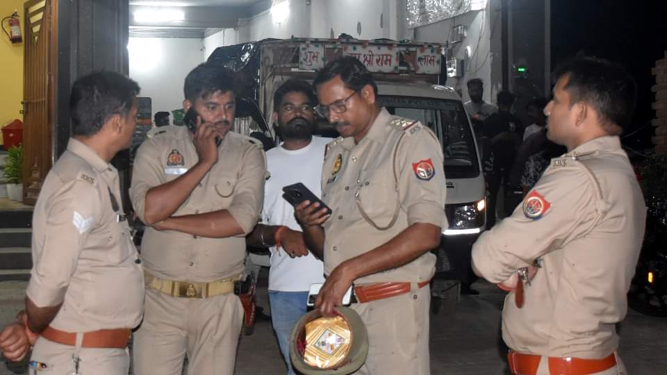 UP: 'मैं परेशान हूं...', ट्यूटर ने आखिरी बार इन्हें की कॉल; फिर कमरा नंबर 204 में नाबालिग प्रेमिका संग दी जान teacher committed suicide in a hotel room with his minor girlfriend In Aligarh