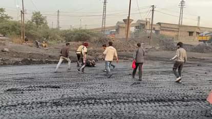 CG: कोरबा के गेवरा खदान में रूंगटा कंपनी पर ड्राइवरों से मारपीट और शोषण का आरोप, ड्राइवरों ने शुरू की हड़ताल Rungta company accused of beating and exploiting drivers in Korba's Gevra mine