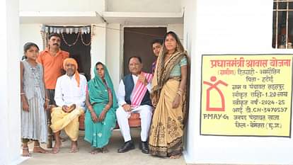 CG News: PMAY हितग्राही अमरौतीन साहू के घर पहुंचे सीएम साय, परिजनों ने छत्तीसगढ़िया अंदाज में किया स्वागत CM Sai reached the house of PMAY beneficiary Amarautin Sahu family members welcomed him in Chhattisgarhi style