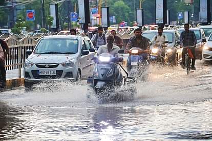 Indore: इंदौर में फिर हुई बारिश, थोड़ी देर बाद निकली धूप, तापमान भी हुआ कम Indore: It rained again in Indore, the sun came out after a while, the temperature also decreased