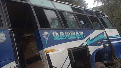 Poonch Road Accident: मेंढर में दर्दनाक बस हादसा, दो की मौत, 30 से ज्यादा घायल; जांच में जुटी पुलिस Jammu Road Accident: Tragic bus accident in Mendhar, two dead, more than 30 injured; Police engaged in investi