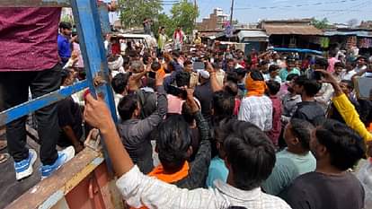 पराली की आग ने छीन लिया छत और सपने: देगुवा गांव में कच्चे मकान जले, शादी का सामान भी राख Flames of Stubble Fire Turn Dreams to Ashes: Mud Houses Burn, Wedding Hopes Shattered in Deguwa Village