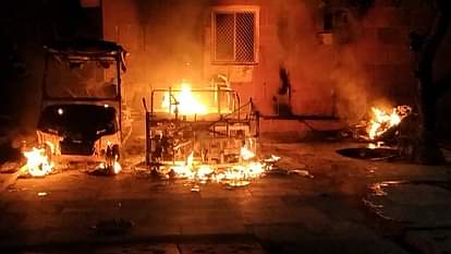 Mathura: गोल्फ कार्ट में लगी आग, दो गाड़ियां और एक मोटरसाइकिल जलकर खाक Golf cart caught fire, two cars and a motorcycle burnt to ashes