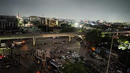 Black Out In Indore: देवी अहिल्या की नगरी में हवाई चेतावनी वाले सायरन बजे, शहर में छाया अंधेरा; ट्रैफिक थमा Black Out In Indore: Air warning sirens sounded in the city of Goddess Ahilya
