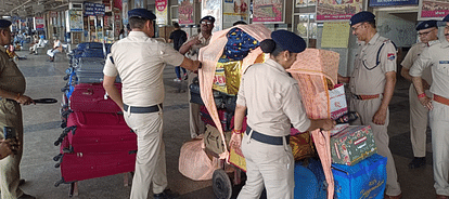 Operation Sindoor: यूपी में रेड अलर्ट, मथुरा रेलवे जंक्शन पर बढ़ाई गई सुरक्षा...चप्पे-चप्पे पर पुलिस की नजर Operation Sindoor: Red alert declared in UP security beefed up at Mathura railway junction