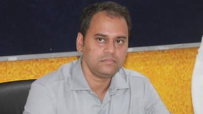मुरादाबाद डीएम की कार्रवाई: 500 से अधिक कर्मियों की संबद्धता खत्म, मूल के बजाय दूसरे विभागों में कर रहे थे काम Moradabad DM action, affiliation of more than 500 employees terminated, they were working in other departments