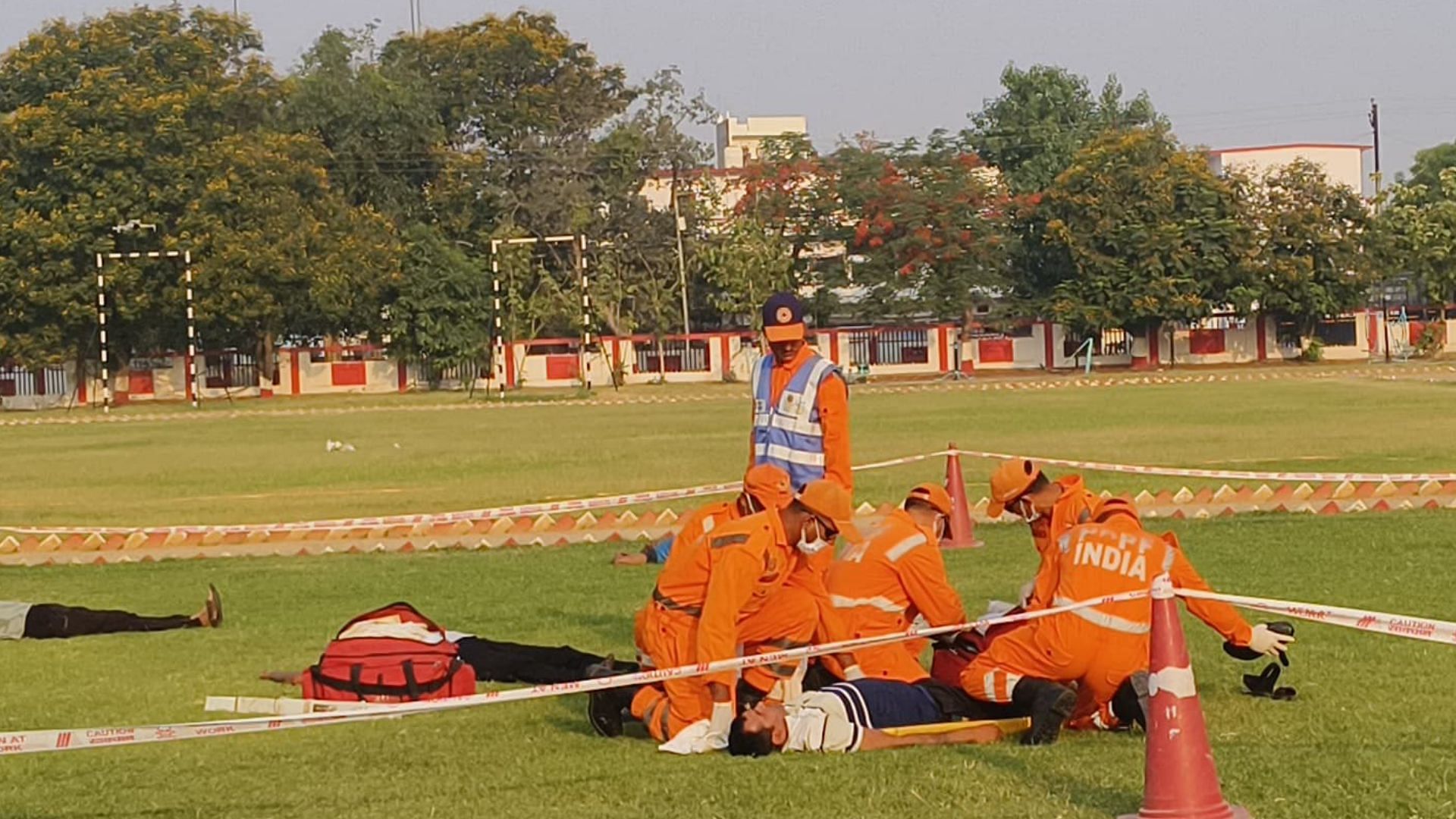Mock Drill: हवाई हमले से बचाव की दी ट्रेनिंग; सायरन बजाकर किया अलर्ट; वाराणसी में मॉक ड्रिल की तस्वीरें Mock drill started in Varanasi training to avoid air attack and alert by sounding siren
