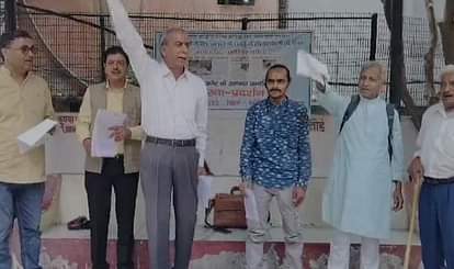 Almora News: जिला मुख्यालय में गरजे सूपाकोट के आपदा प्रभावित, 13 और 14 मई को क्रमिक अनशन का एलान Disaster affected people of Supakot roared in the Almora district headquarters