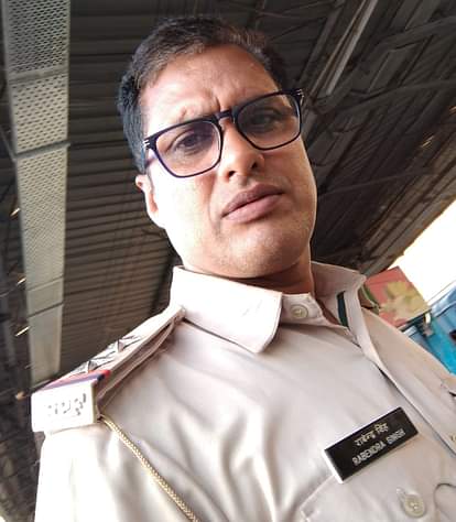 Bhopal: भोपाल स्टेशन में टला बड़ा हादसा, चलती ट्रेन में चढ़ती महिला को गिरने से आरपीएफ जवान ने बचाया Bhopal: A major accident was averted at Bhopal station, an RPF jawan saved a woman from falling while boarding