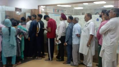 Operation Sindoor: जंग की आहट में श्रीनगर अलर्ट, पता नहीं आगे क्या होगा; पेट्रोल पंप और ATM के बाहर उमड़ी भीड़ People of Srinagar lived in an atmosphere of uncertainty, as soon as the morning dawned they rushed to collect