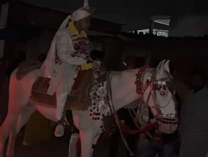 Indore: ब्लैक आउट होते ही इंदौर में रुक गई बारात, दूल्हा और बाराती अंधेरे में खड़े रहे 12 मिनिट Indore: The wedding procession stopped in Indore as soon as there was a blackout, the groom and the baraatis s