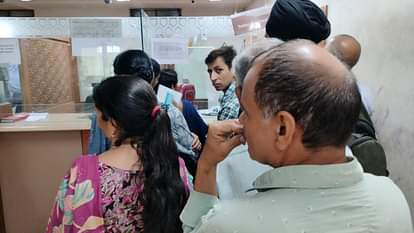 Operation Sindoor: जंग की आहट में श्रीनगर अलर्ट, पता नहीं आगे क्या होगा; पेट्रोल पंप और ATM के बाहर उमड़ी भीड़ People of Srinagar lived in an atmosphere of uncertainty, as soon as the morning dawned they rushed to collect