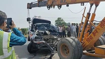 अलीगढ़ में बड़ा हादसा: कैंटर में घुसी पुलिस वैन, एक दरोगा-तीन कांस्टेबल और एक कैदी की मौत, एक पुलिसकर्मी घायल Aligarh Road Accident: Police Van Crashes into Canter, 1 Inspector, 3 Constables and 1 Prisoner Dead, 1 Injure