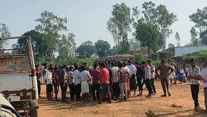 Chhattisgarh: मवेशी चराने गए किसान की बिजली की चपेट में आने से मौत, परिजन बोले- ये तो हत्या का मामला है farmer died after being electrocuted in Jamdai village of Surajpur